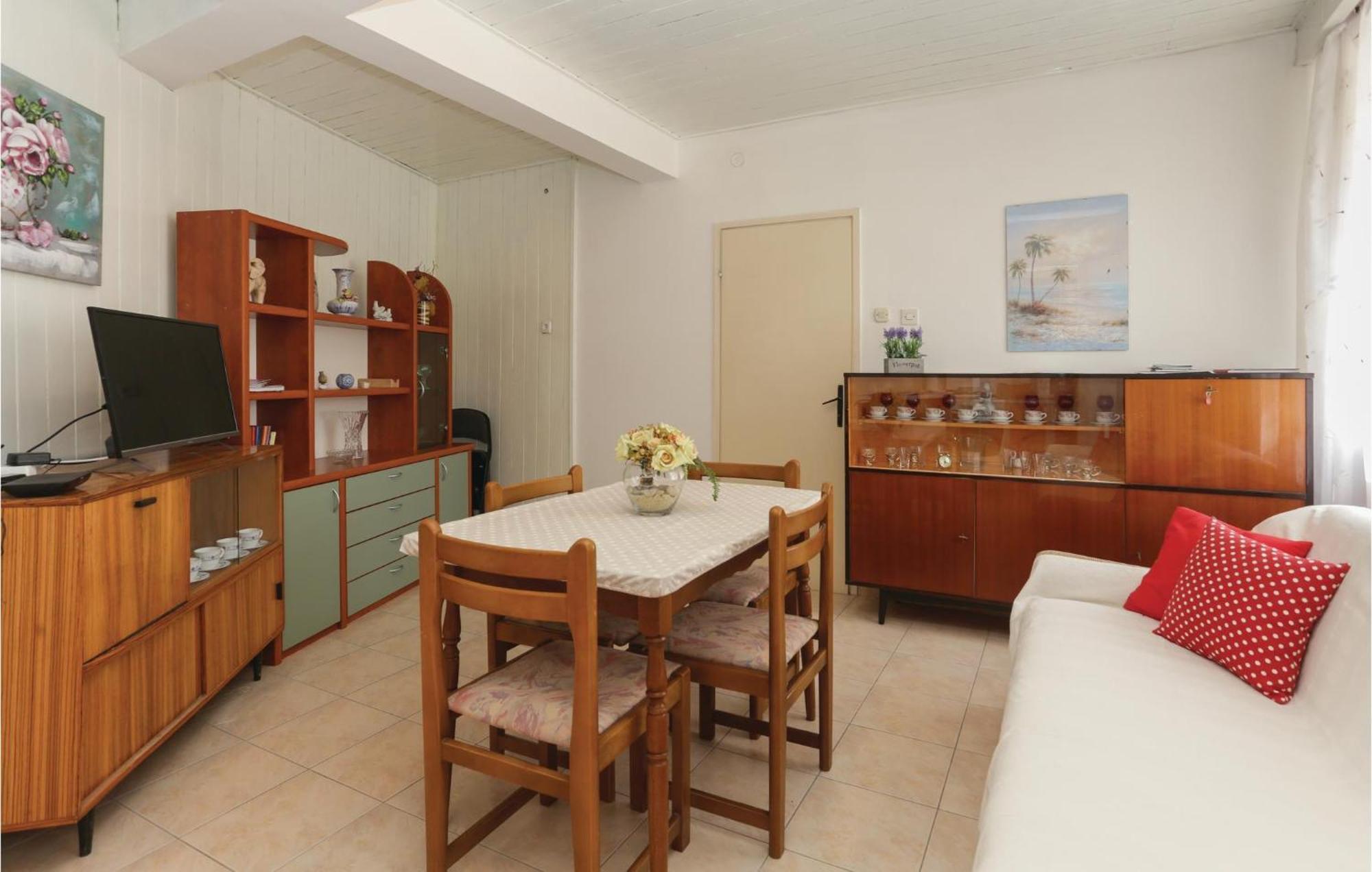 2 Bedroom Stunning Apartment In Kastel Kambelovac Kaštela Екстериор снимка