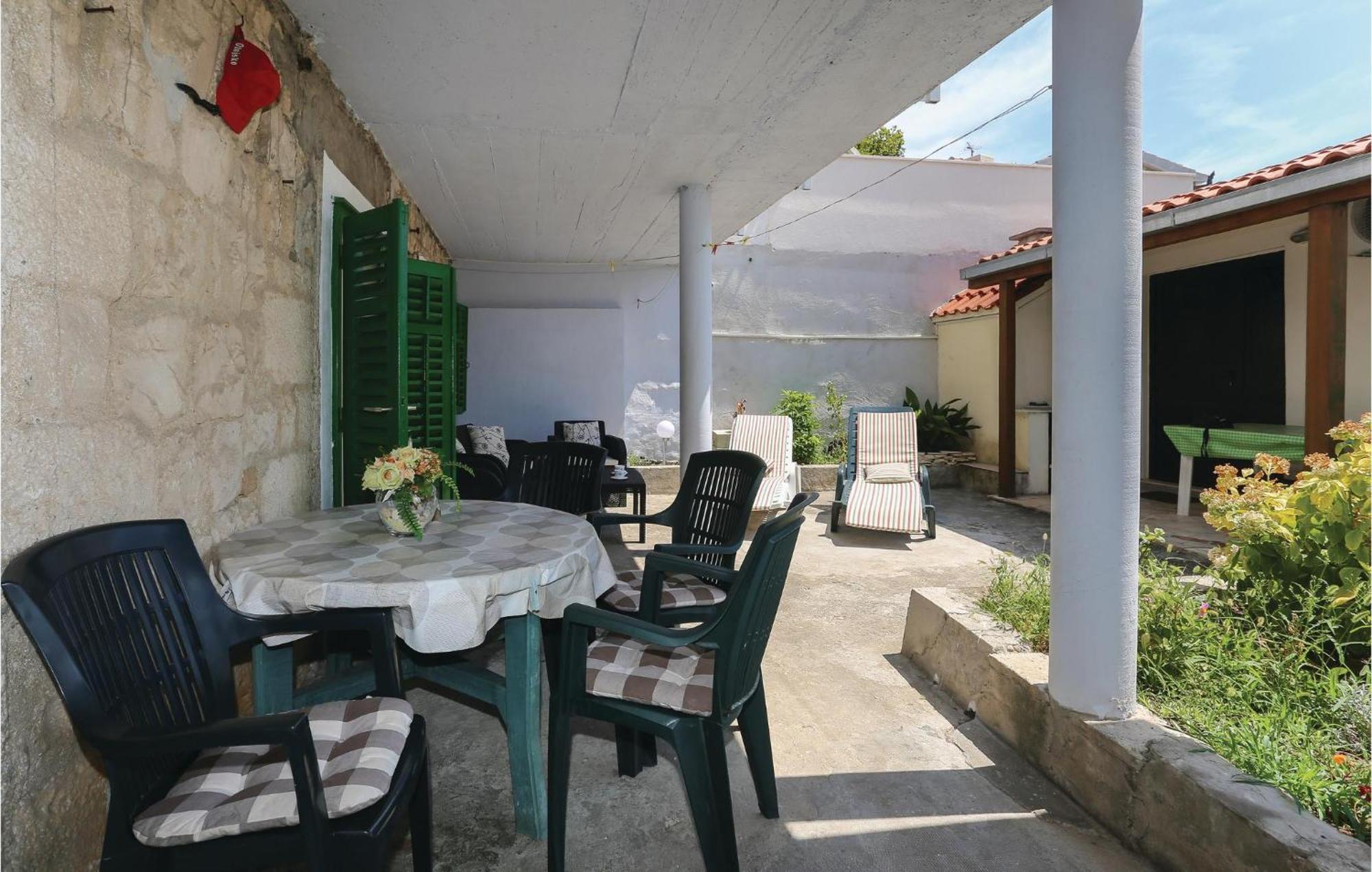 2 Bedroom Stunning Apartment In Kastel Kambelovac Kaštela Екстериор снимка